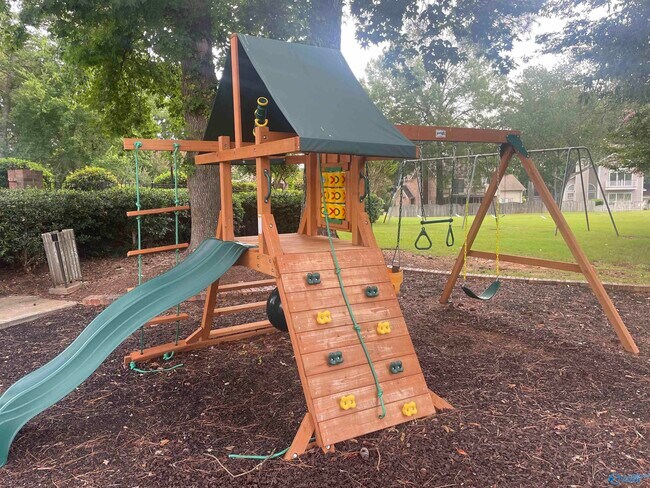 Building Photo - 1808 Hollytree Dr NW