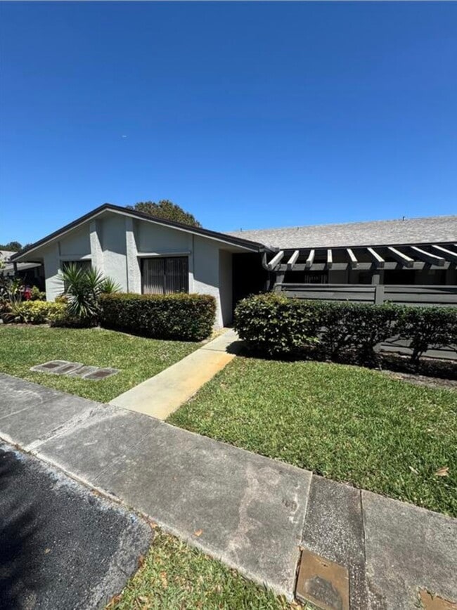 Primary Photo - 445 Lakeview Dr