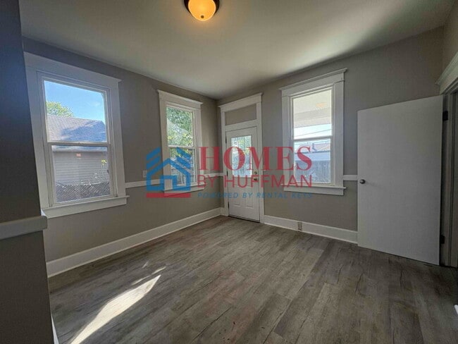 Building Photo - Five Bedroom House | 2 Full Bath | Move In...