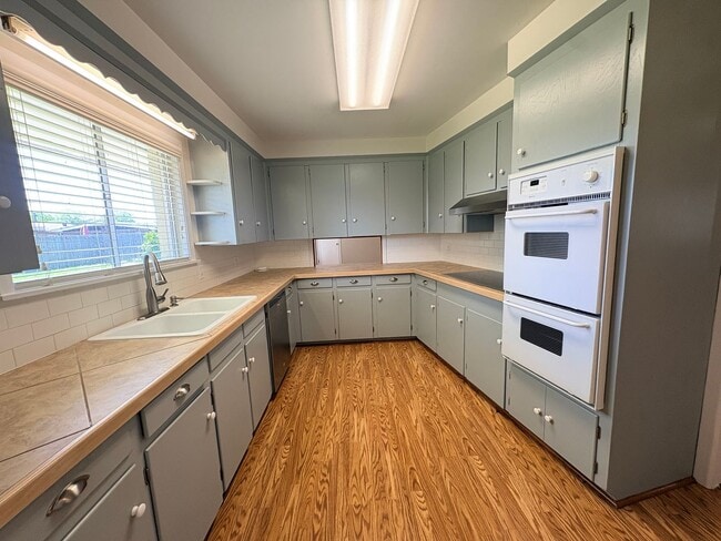 Building Photo - 901 Fair Oaks Ln