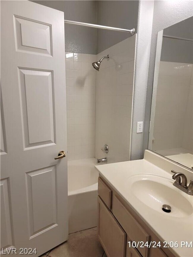 Building Photo - GREEN VALLEY 1ST FLOOR UNIT WITH ATTACHED ...