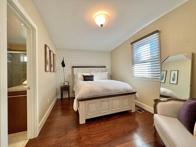 Building Photo - Two Bedroom Downtown Napa Gem