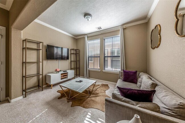 Building Photo - 2938 Royal Oaks Crest