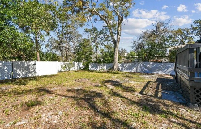 Building Photo - Housing Voucher Accepted: Charming 4-Bedroom Home in Saint Petersburg