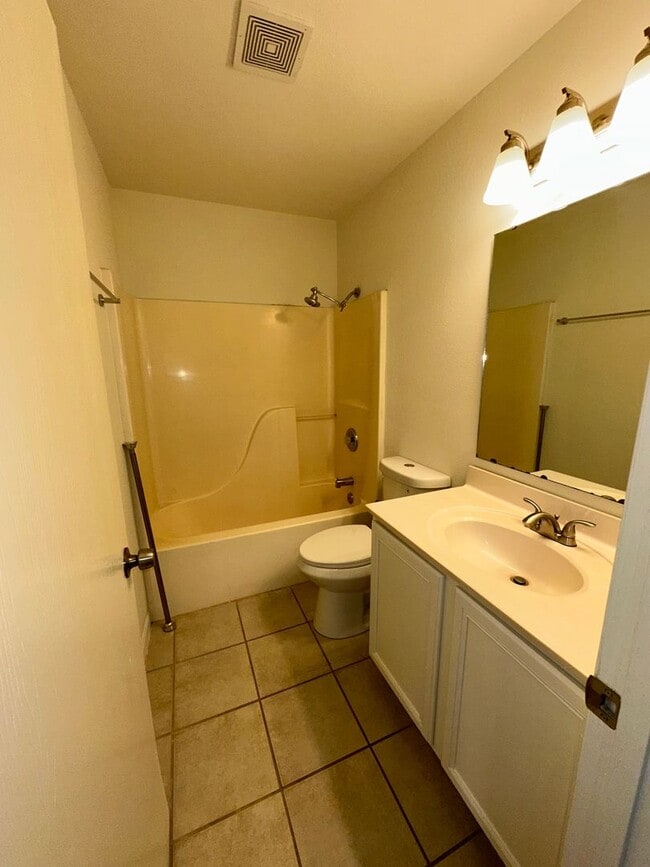 Building Photo - 5 Grn Mdws Rd