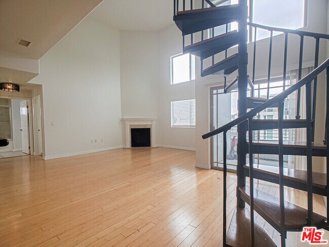 Building Photo - 1042 S Kingsley Dr