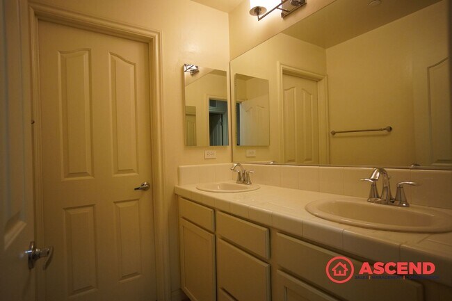 Building Photo - Stunning 4 Bed, 2.5 Bath Home with Pool Access | Southwest Bakersfield