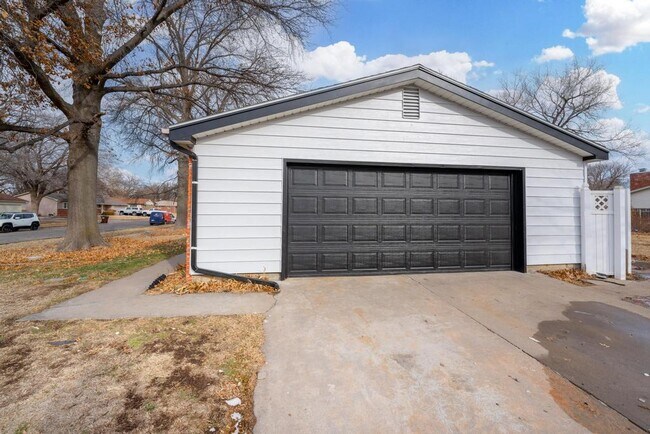 Building Photo - 1302 N Murray St