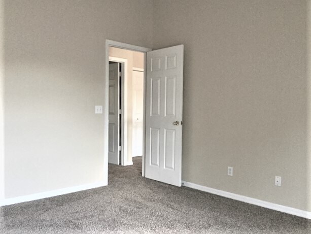 Building Photo - 1054 Royal Oaks Dr