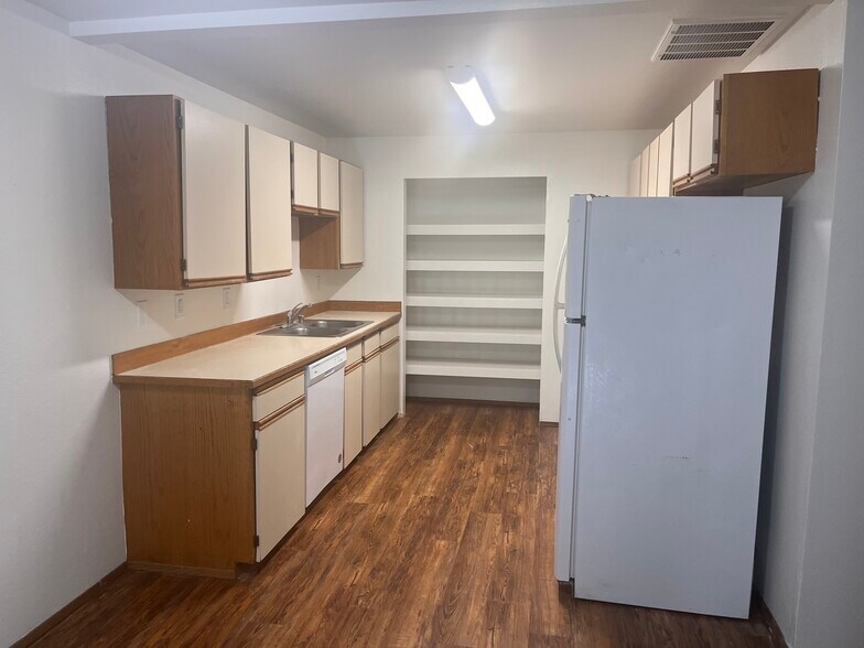 Building Photo - 3809 Maple Ave