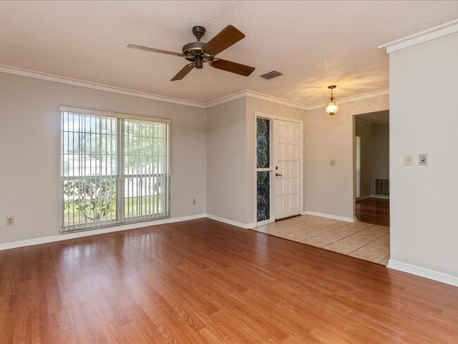 Building Photo - Single Family Pool Home Excellent Location