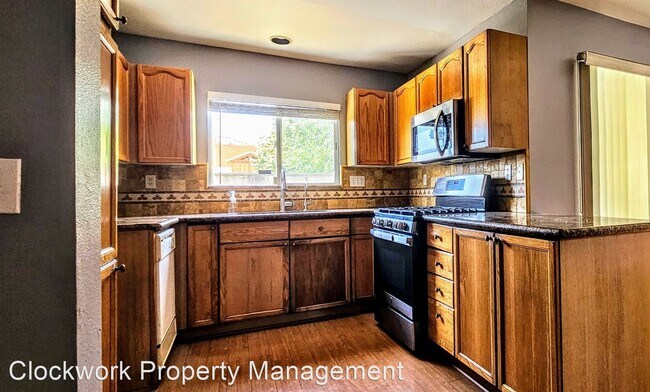 Building Photo - 3 br, 2 bath House - 305 Oakview Dr