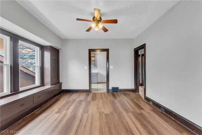 Building Photo - 9002 Rosewood Ave