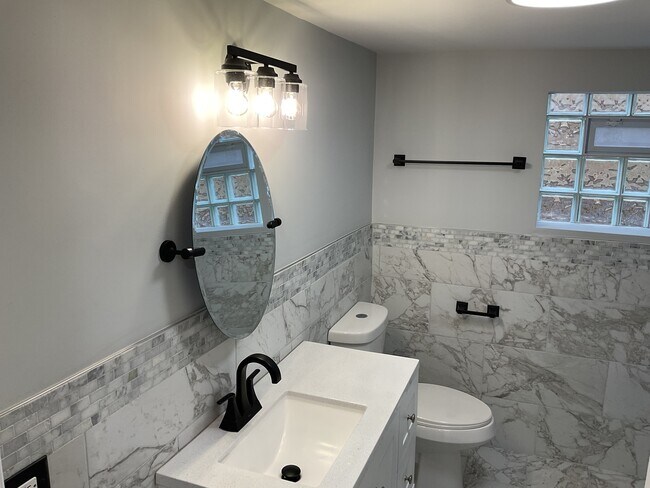 Building Photo - 14846 Woodlawn Ave