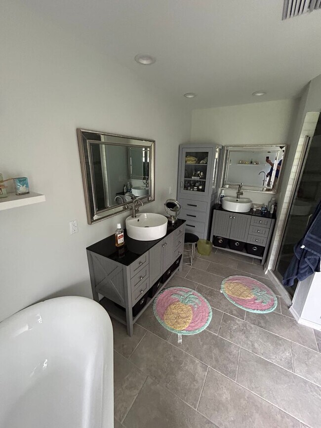 Building Photo - Immaculate home for rent.