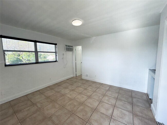 Building Photo - 715 NE 6th St