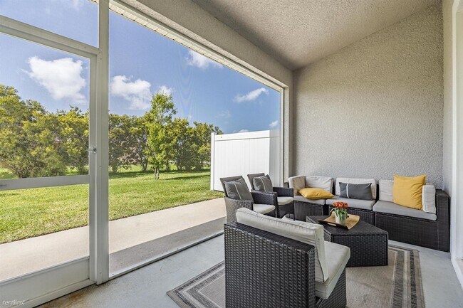 Building Photo - 3 br, 2 bath Duplex - 1722 Southwest 32nd ...