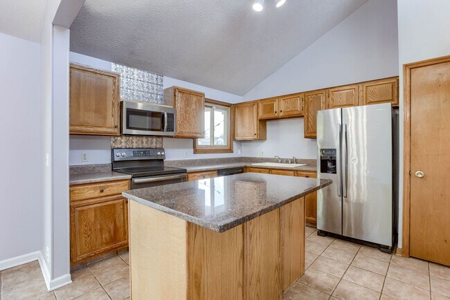 Building Photo - Light-Filled 4-Bedroom in Millard!!