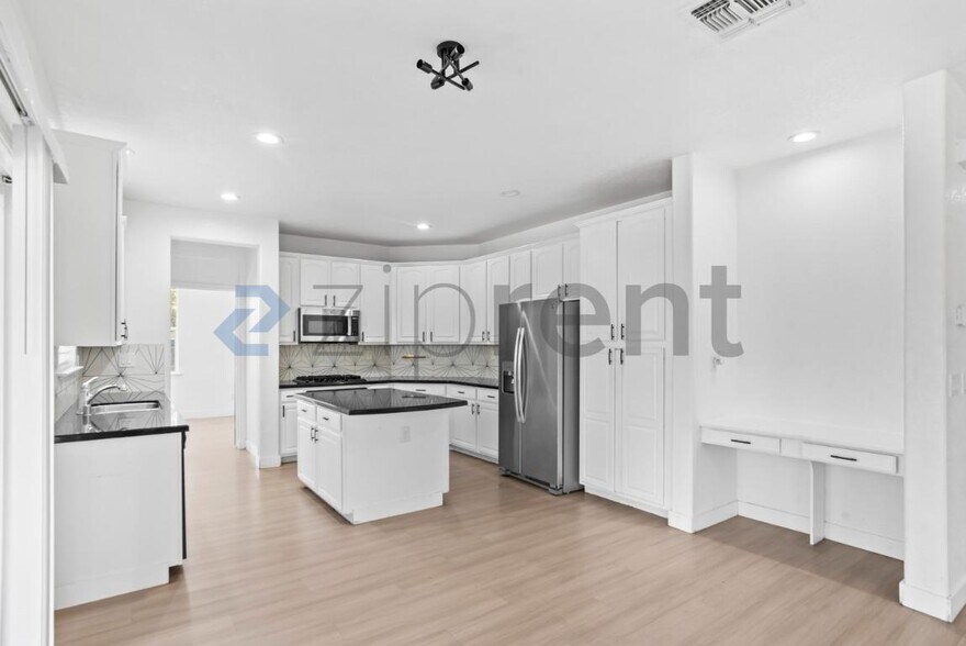 Building Photo - Unit