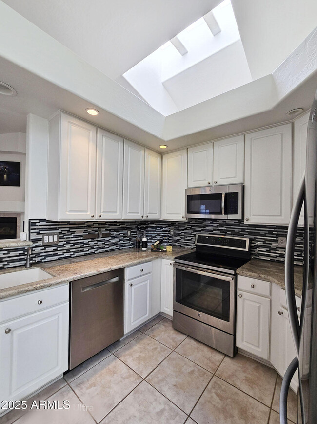 Building Photo - 6510 S Hazelton Ln