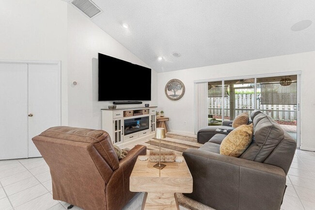 Building Photo - 12842 Meadowbend Dr
