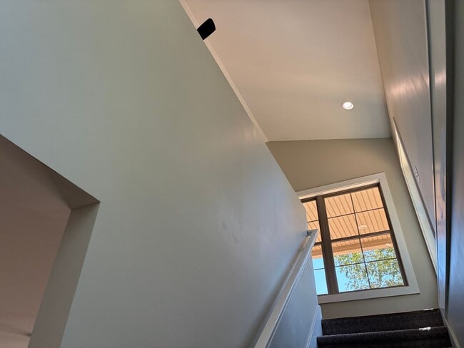 Building Photo - 102 Twin Lakes Dr