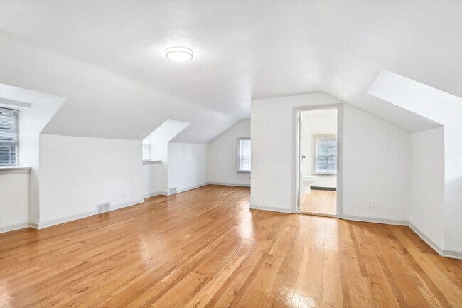 Building Photo - 2824 Midvale Ave