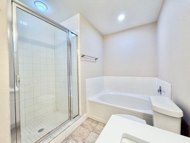 Building Photo - ** FAIRWAY PRESERVE ** 3 BED / 2 BATH CONDO - PET OK! - NORTH NAPLES - ANNUAL RENTAL