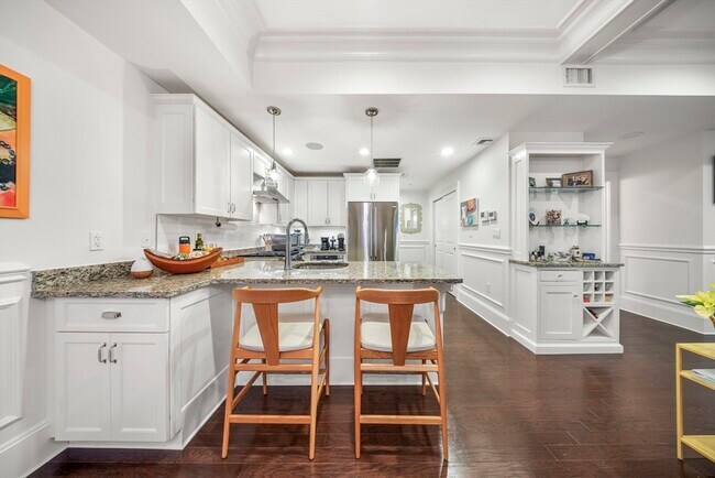 Building Photo - 616 E 4th St