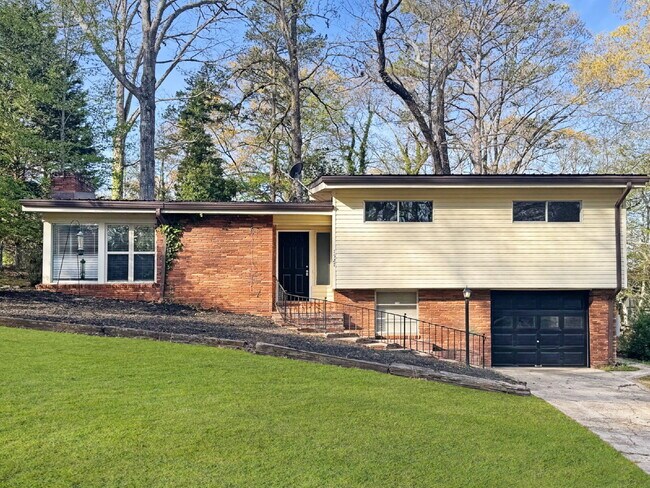 Building Photo - Newly Remodeled Home in the Heart of Gainesville – Available Now!