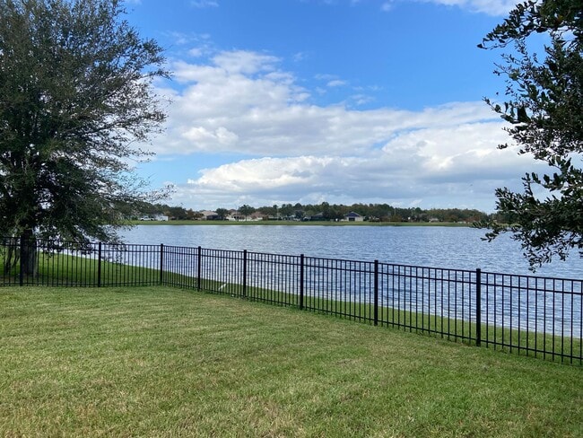 Building Photo - Spacious Waterfront 4BD/2.5BA Single Family Home in Orlando FL!