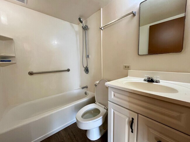 Building Photo - Liliha Square: 2 Bed, 1 Bath Apartment w/ ...