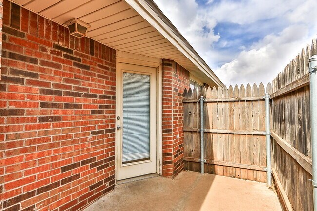 Building Photo - 3 Bedroom, 3 Bath, 2 Car Garage Duplex.