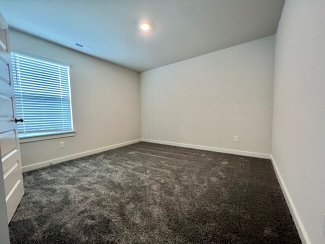 Building Photo - 5 Bed, 3.5 Bath Home w/ 2 Car Garage in Harvest Point