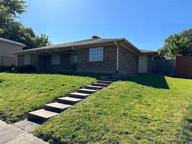 Building Photo - 2818 Golfing Green Dr