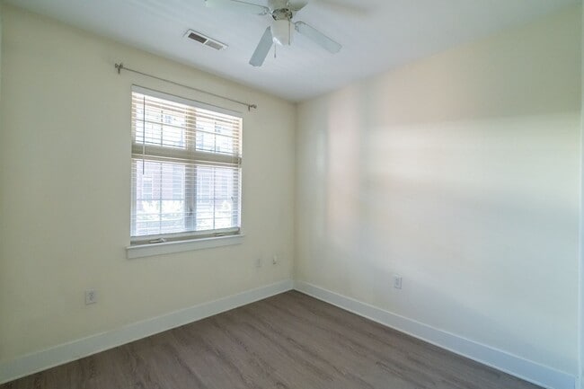 Building Photo - Wonderful 2bd/2bth uptown condo! lots of space in a beautiful building