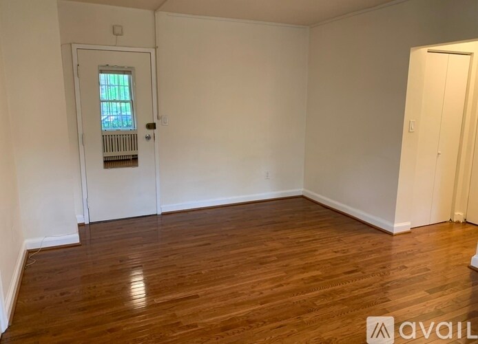 View of Main Entance Door - 2032 Belmont Rd NW