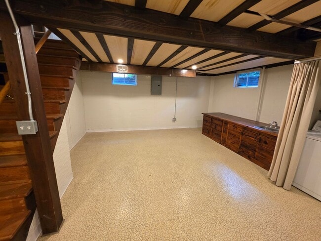 Building Photo - LOCATION! Immaculate 2 Bedroom Apartment S...
