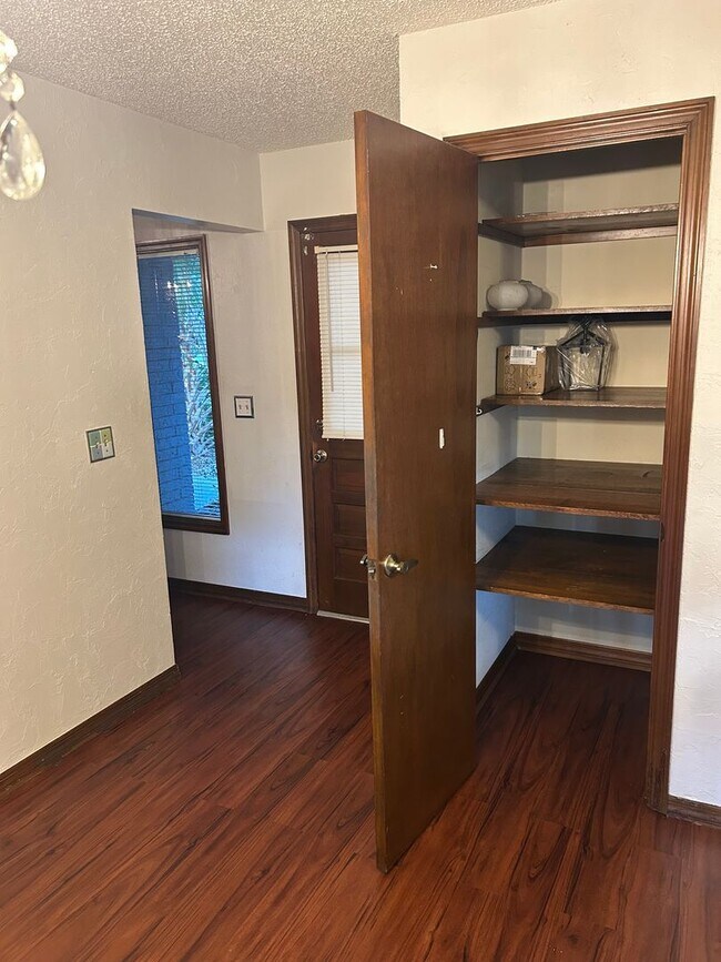 Building Photo - Spacious 3-Bedroom Home with Fenced Yard & Screened Porch in SE Ocala