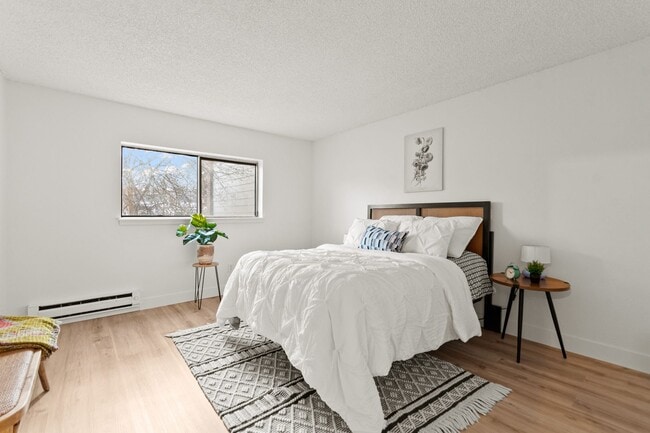 Building Photo - Huge 2 Bedroom condo right off Light Rail!