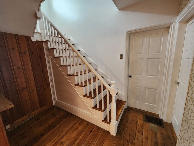 Building Photo - Large and Beautiful Farm House in Quiet Area