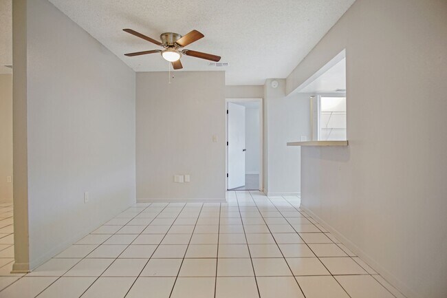 Building Photo - Private 2BR/1BA Duplex with Florida Room