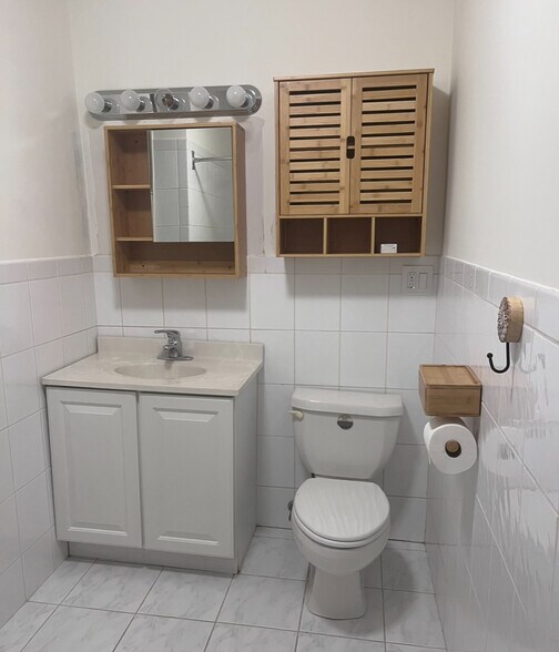Bathroom - 6513 N Bosworth Ave