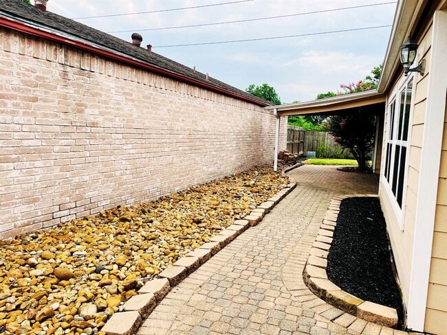 Building Photo - 16203 Ridgegreen Dr