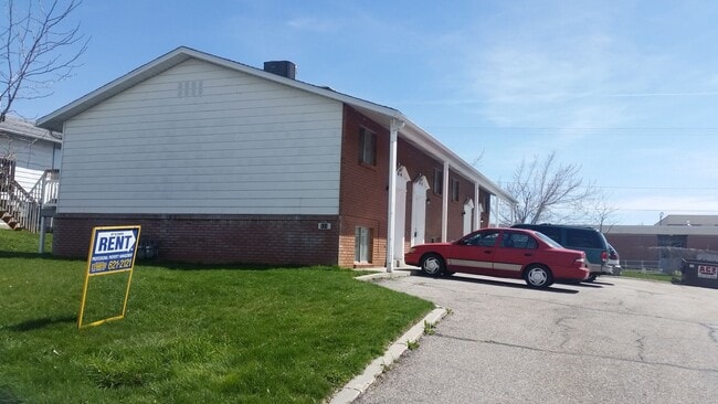 Primary Photo - Beautiful Sunset townhome, row end with ce...
