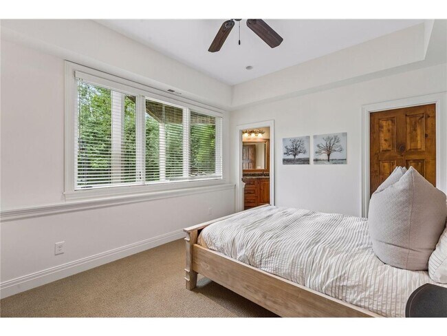 Building Photo - 15700 Portico Dr