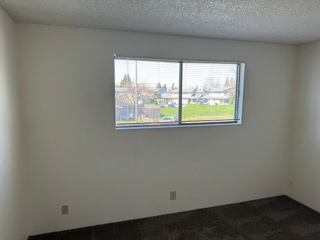 Building Photo - 2 Bedroom Duplex in Springfield