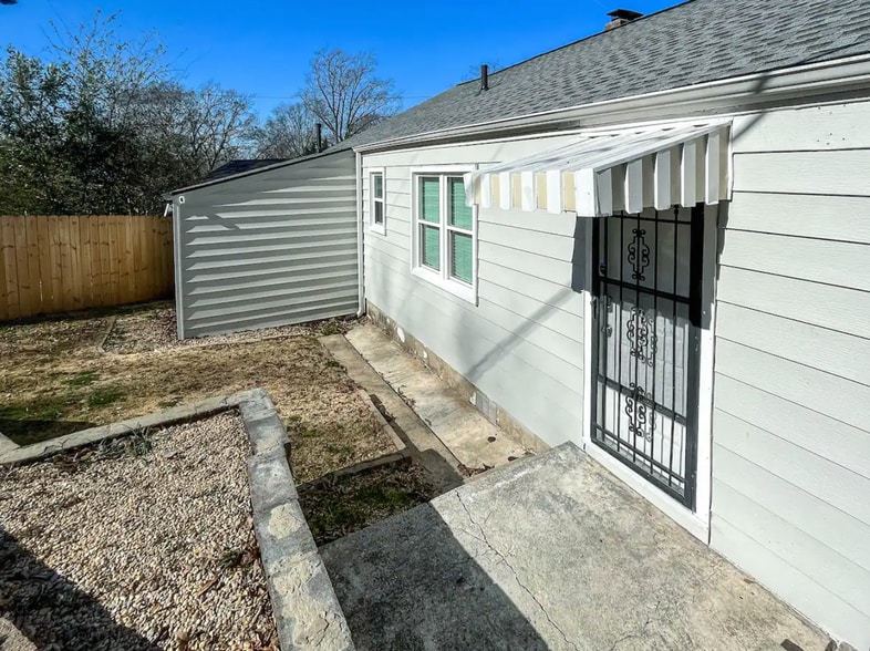 Back Entry - 4445 6th Ave S