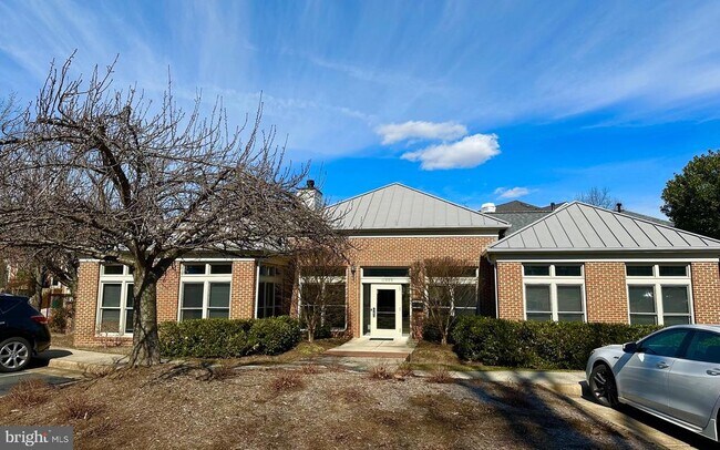 Building Photo - 1701 Lake Shore Crest Dr