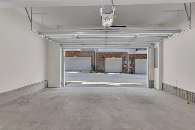 Building Photo - Luxurious 4 Bed 4.5 Bath Brick Townhome In...